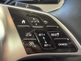 メルセデスのシートは少し硬めになっております。長時間の運転の際、適度な反発があることでお尻や腰の負担を減らす効果が御座います。