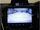 ■リヤビューカメラの映像です。ステアリング連動ガイドラインが、後退時の予想進路を表示し、運転のサポートを致します。