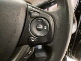 ハンドル右側にはクルーズコントロールのスイッチが装備され運転中の操作も安心して行えます。
