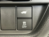 自動でリアゲートを開閉できる電動リアゲート、車がカーブの外側へ膨らんだり内側へ巻き込んだりする挙動を防止し安定した走行をサポートする横滑り防止装置付きです!