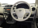 運転席まわりです。 各操作スイッチは使いやすい位置に配置されてます。
