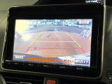【バックカメラ】駐車時に後方がリアルタイム映像で確認できます。大型商業施設や立体駐車場での駐車時や、夜間のバック時に大活躍!運転スキルに関わらず、今や必須となった装備のひとつです!