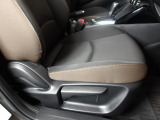 運転席にはドライバーの体型や好みに応じて前後方向だけでなく、高さの調整ができるシートリフターを装備!