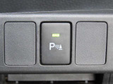 障害物に近づくと、警告音(ピーピー音)やディスプレイ表示で運転者に知らせ、安全な駐車をサポートします。