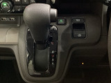 CVT車のセレクトレバーです。低速から高速まで、変速ショックのないスムーズな走りと、エンジン効率のよい領域を維持して燃費にも貢献します。サイドブレーキはスイッチ操作の電子制御パーキングブレーキです。