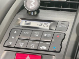 【オートエアコン】一度お好みの温度に設定すれば、車内の温度を検知し風量や温度を自動で調整。暑い&hellip;寒い&hellip;と何度もスイッチ操作をする必要はありません。快適な車内空間には必須の機能ですね♪