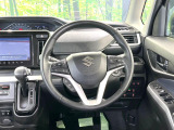 【純正革巻きステアリング】上質な革を使用することで、手にしっかり馴染みとても運転しやすいハンドルです♪