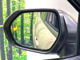 【ブラインドスポットモニター】走行中、ドアミラーの死角になりやすい箇所に後続車が接近するとサイドミラーのレンズに警告を表示!ドライバーに注意喚起をしてくれます。