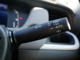 【オートライト】車外の明るさに応じて、自動的にライトの点灯・消灯をしてくれます。トンネルが続くような道でも、スイッチを操作する必要がありません。消し忘れの心配もありません。
