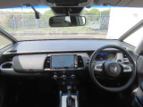【インパネ周り】広々とした視界性の良い運転席です。ゆったりとした快適な乗り心地で運転できます。インテリアカラーは黒を基調とし、心地いいインテリアに仕立てられています。
