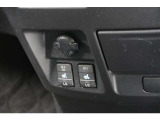 寒い日はすぐにあたたかくなるシートヒーターは重宝します。暖房を控えめにすることで燃費の向上にもなります。車内の空気が汚れたり乾燥したりする心配も減ります。