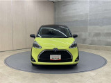 お車購入のポイントとなるフロントマスクです!シャープな目つきが印象的なデザインのヘッドランプです。