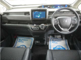 運転にかかわる様々な操作を安全に行えるように視点移動が少なく、操作性に配慮されたスイッチ類が凝縮されたコクピットです。