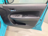 【運転席ドア】ボトルホルダーや収納ポケットが付いているので運転席周りもスッキリ保てます★