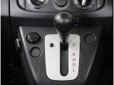 インパネシフトなので運転席と助手席の間の足元がすっきりしております。