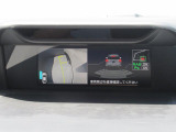 バック時に、バックソナーと運転席から死角になりやすい左前タイヤ付近をモニターできるサイドビューモニターが起動し、状況を表示いたします
