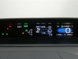各操作スイッチは使いやすい位置に配置され、とっても見やすいメーターです。夜間時はラグジュアリーな気分にさせてくれる照明が魅力ですので、夜のドライブも楽しみになりますよ♪