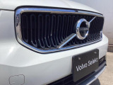 エンブレムの文字(VOLVO)部分に、360度カメラの前方カメラが目立たないようスマートに埋め込まれています。外観のデザインを邪魔しないスッキリとした工夫です。