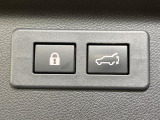 【パワーバックドア】スマートキーや運転席のボタンを押すだけでリアゲートが自動で開閉します!荷物を持っている時や、高い位置にあるバックドアを閉める際に便利です。
