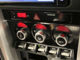 「AUTO」スイッチで車内の温度を一定に保ってくれるオートエアコン。快適装備の代名詞。もちろんマニュアル操作も可能ですよ。