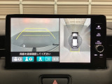 マルチビューカメラシステム搭載車です。お車の周囲を全方位でカバーします。後方・前方・両脇と、コンディションが悪い視界でもカラーモニターに映し出した映像がドライバーをサポートします。