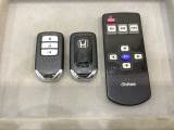 スマートキー付きですからドアロックの開閉およびエンジンスタートが楽々です。電動スライドドアの開け閉めもボタンで操作できます。スペアキーも同じものを用意しております。