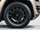 20インチOCTA専用ホイール装備!力強さと重厚感を感じさせる立体感のあるスポーク、車体全体のバランスを考慮した洗練されたデザイン性でOCTAの魅力を際立たせます!