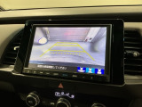 リバースギアに入れるだけで後方の表示へ切り替わります。夜間や雨の日の駐車も楽になりますよ。