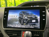 【メーカー純正10型ナビ】インテリアに溶け込むスタイリッシュな「専用設計」メーカーナビを装備♪視認性や操作性など基本性能にも優れ、より上質なカーライフをお楽しみいただけます。