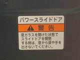 見た目が大事!な外装はぴかっとキレイに磨いており、経年のくすみもよみがえっております。ヘッドライトやドア周辺を磨く際にはマスキングテープを使用して保護しながら丁寧に作業をしております。