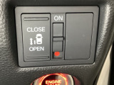 左側電動スライドドアは運転席からでも操作ができるように、ハンドル付近に開閉の操作スイッチが付いています。