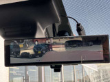 スマートルームミラーが付いております。後席に人が乗車した時や沢山の荷物を積んだ時もバックミラーの視界が遮られる事無く見えるので便利です♪