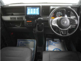 運転にかかわる様々な操作を安全に行えるように視点移動が少なく、操作性に配慮されたスイッチ類が凝縮されたコクピットです。