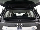 リアガラスハッチが付いているので、大きなトランクルームを開けなくても、中の荷物が取り出し出来てとても便利ですよ(*^^)v