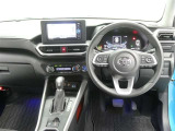運転席からの視界はこんな感じです☆お気軽にご来店いただき、実際に座って是非お確かめください。ドライバーに寄り添う快適な操作フィールをもたらすステアリングです。