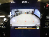 後方の映像を車内の11.6インチディスプレイに表示。 ステアリング操作に連動して動くガイドラインが、駐車や車庫入れをよりスムーズにサポート。狭いスペースでも安心して操作できる頼れる機能です。