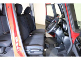 すわり心地の良い運転席・助手席です。長時間のドライブの疲れ軽減に貢献します。どうぞ快適なドライブを♪