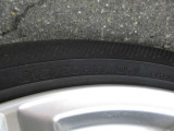 タイヤサイズは、215/50R17/Rです。