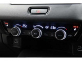 運転席と助手席の温度設定の変更が可能な左右独立タイプのデュアルエアコンです♪♪♪暑がりな人・寒がりな人も誰もが車内を快適にお過ごしいただけます♪♪♪