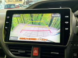 【バックカメラ】駐車時に後方がリアルタイム映像で確認できます。大型商業施設や立体駐車場での駐車時や、夜間のバック時に大活躍!運転スキルに関わらず、今や必須となった装備のひとつです!