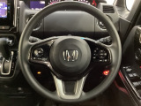 ハンドルにHondaセンシング系のクルーズコントロールやレーンキープアシストなどのスイッチと、オーディオの操作スイッチが装備されています。ハンドルから手を離さず安全に操作できます。