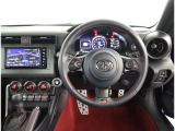 シックな色使いの運転席周りですね。すっきりとしたデザインで上品な色使いです。居心地の良い運転席長く座ってられるリラックスできるデザインがいいですね。
