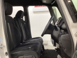 女性でも運転がしやすいように、シートの高さ調整機能(シートリフター)がついています。運転席と助手席の間が空いている為、助手席側への移動がスムーズです。交通量の多い道でも助手席側から乗り降りができます。
