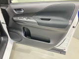 【運転席ドア】ボトルホルダーや収納ポケットが付いているので運転席周りもスッキリ保てます★