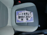 室内外はもちろん、シートを外してニオイの元となるフロアカーペットまで消臭・除菌を実施。中古車を気持ちよくお乗りいただけるクリーニングサービスです。詳細は販売店スタッフまでおたずねください。