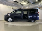助手席側は電動スライドドアになってます。運転席やキーのリモコンで開閉できるので手が塞がっていても楽に積み降ろし出来ますよ。