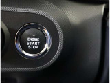 スマートキーを携帯していればキーを取り出さずにドアを施錠&解錠。クルマの始動も可能です。