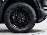 19インチブラックホイール装備!力強さと重厚感を感じさせる立体感のあるスポーク、車体全体のバランスを考慮した洗練されたデザイン性でディフェンダーの魅力を際立たせます!