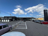 店舗の風景になります。  自社整備工場で民間車検場にもなっています。ばっちり整備してご納車致します。