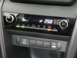 【オートエアコン】車内温度を感知して自動で温度調整をしてくれるのでいつでも快適な車内空間を創り上げます!どの席に座っても快適なドライブが楽しめます♪
